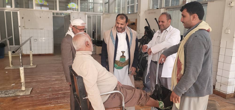 مدير صندوق رعاية وتأهيل المعاقين يزور مركز الأطراف والعلاج الطبيعي بصنعاء