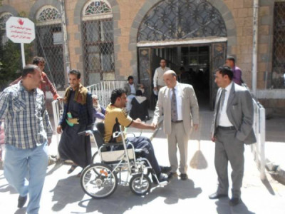 الهمداني يطلع على سير العمل  في مركز الاطراف ...